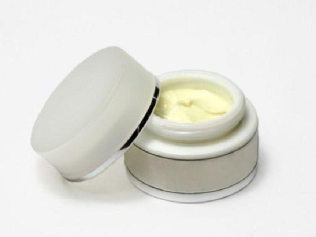 از کرم_های مرطوب کننده استفاده کنید 