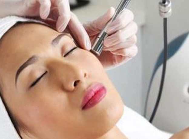 میکرودرم ابریژن صورت برای درمان کک و مک و جای جوش و بخیه