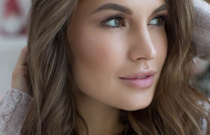 پروتز گونه برای چه کسانی مناسب است؟ برجسته کردن گونه با پروتز